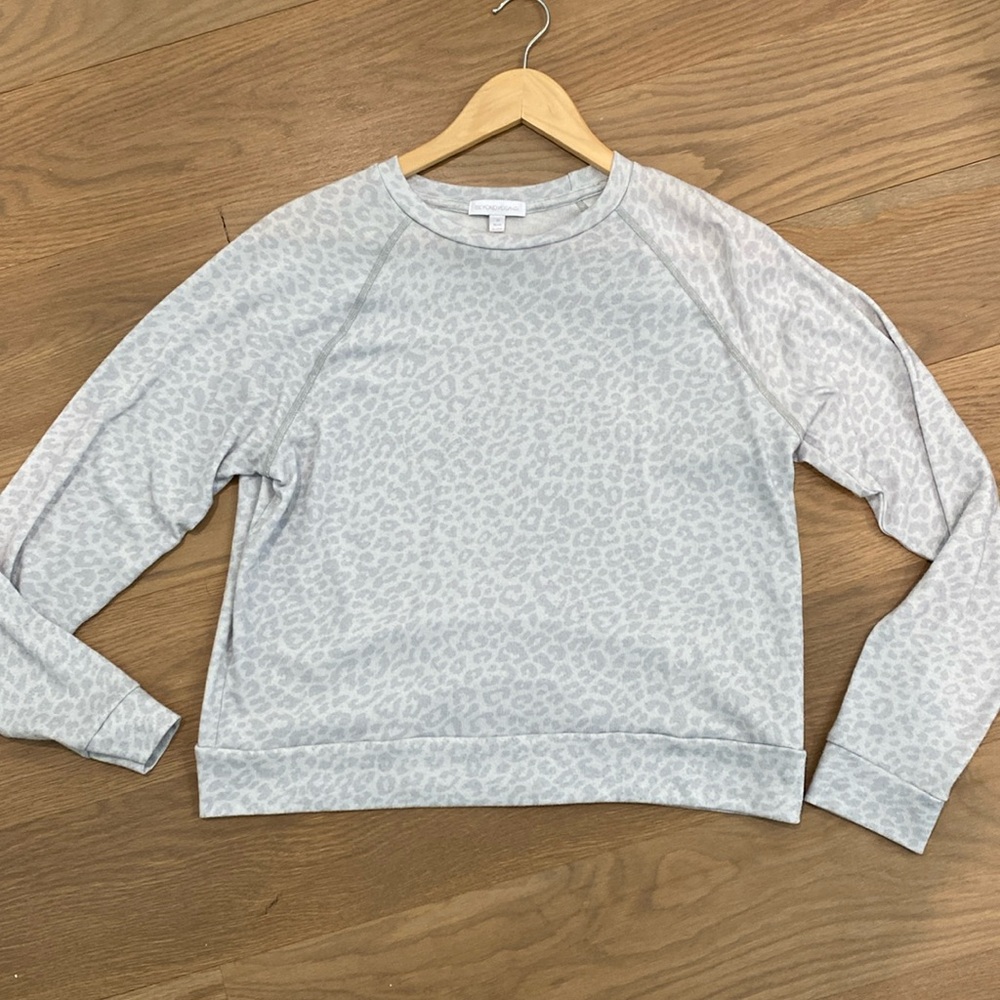 Beyond yoga white leopard print crew neck